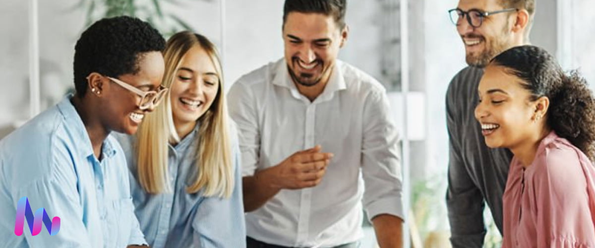 Equipe feliz em ambiente corporativo