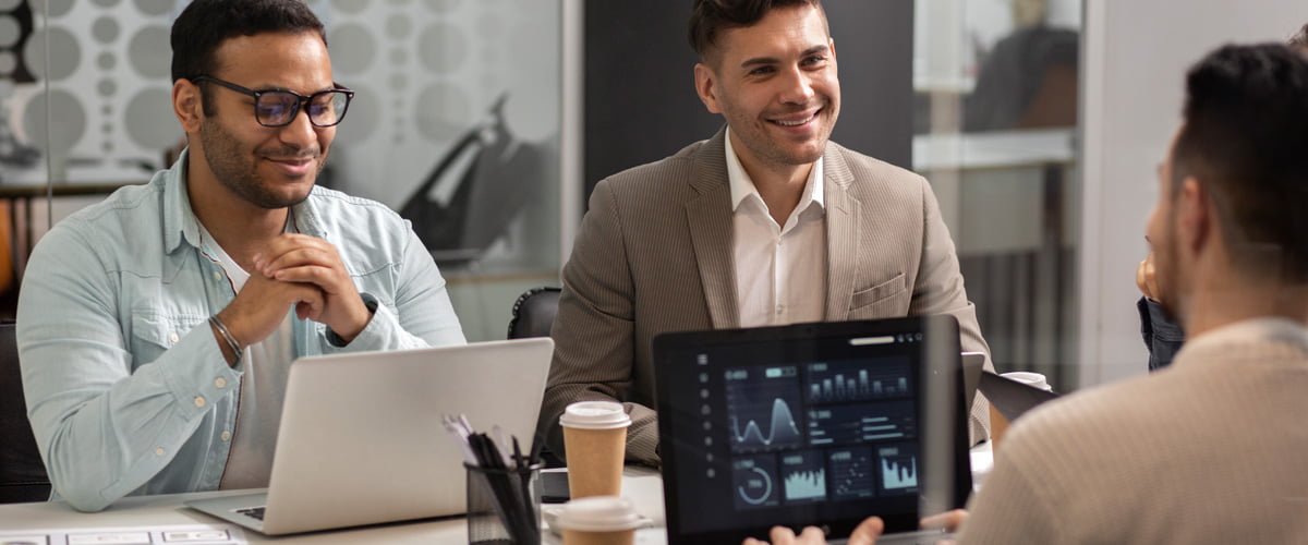 Equipe usando dados e digitalização para impulsionar o sucesso de um negócio