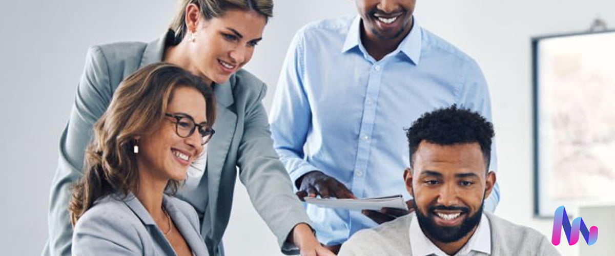 Equipe realizando gestão estratégica e acompanhamento do desempenho de colaboradores