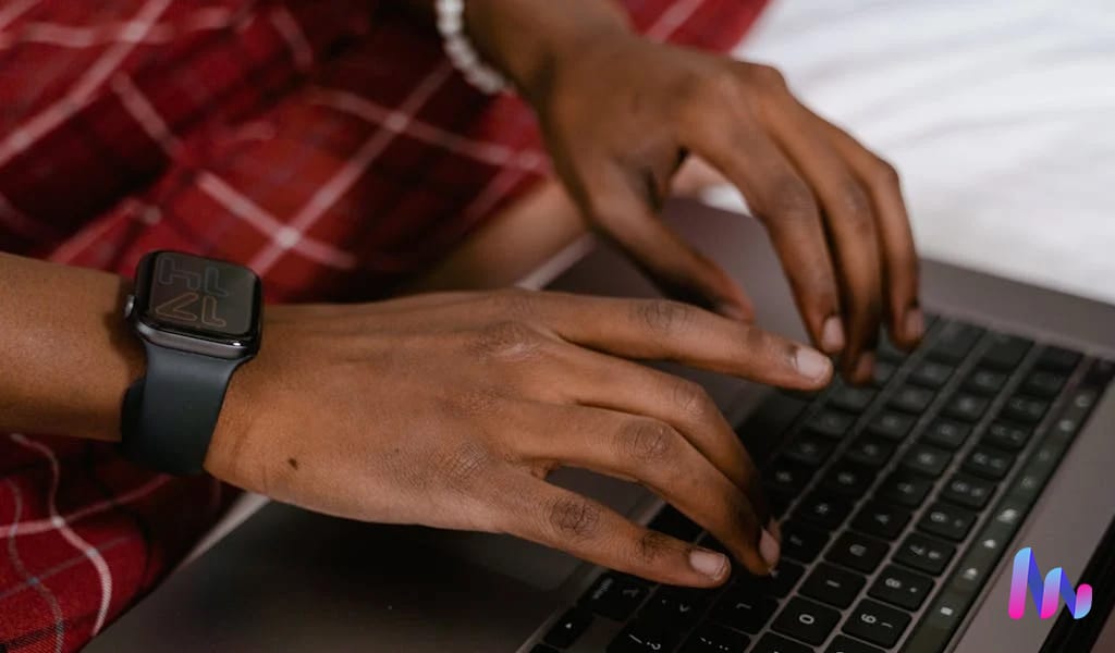 Mão de um homem digitando no notebook